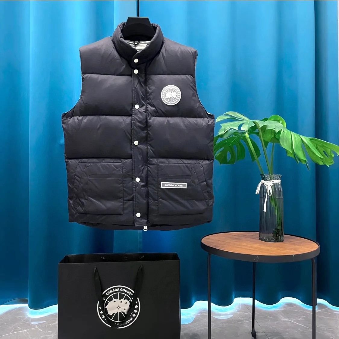 P440 Canadagoose ➡️ Canada 🦢 Glacier Series 💥 Down Vest, look good with it ❗️ Canada Goose’s new “Northern Lights Series” down vest Canada Goose’s new “Northern Lights” Northern Lights white label down vest is on sale! The light and layered colors give people the feeling of being trapped in the mist around icebergs and glaciers. It can be said to be very dreamy! Material list: 1⃣ Original custom-made double-flat 9500-100% nylon nylon material 2⃣ Original YKK zipper, non-auxiliary factory product 3⃣ National standard 80% white duck down, (zp uses 80% white duck down/everything boasting 90% is fake) Material analysis characteristics: 1⃣ Original factory/9500-100% nylon100% nylon Lurex yarn In fact, 100% nylon is rarely pure nowadays. Most of them are mixed with cotton or polyester. Our top-quality original version is developed in accordance with ZP and uses the same material. 2⃣ As we all know, the original version uses 80% white duck down. The fill power refers to the cubic inches of volume occupied by each ounce (30 grams) of down under certain conditions. If one ounce of down occupies 500 cubic inches, the fill power of the down is 500. So we can simply understand it as: fill power is the volume of down, and the volume of down is fill power. The higher the fill power of down, it means that under the same filling amount, down can fix a larger volume of air layer to keep warm and insulate, so the warmth retention of down is better. Size:XS-2XL